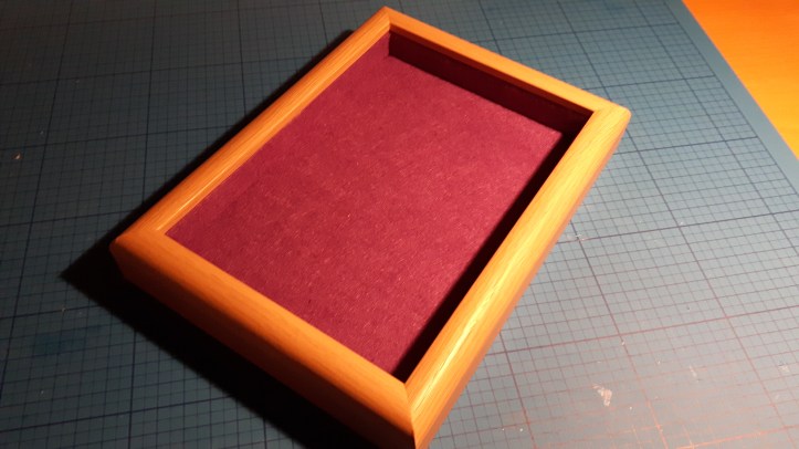 Porta-retrato transformado em bandeja de dados