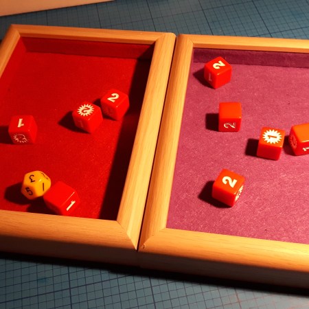 Porta-retrato transformado em bandeja de dados