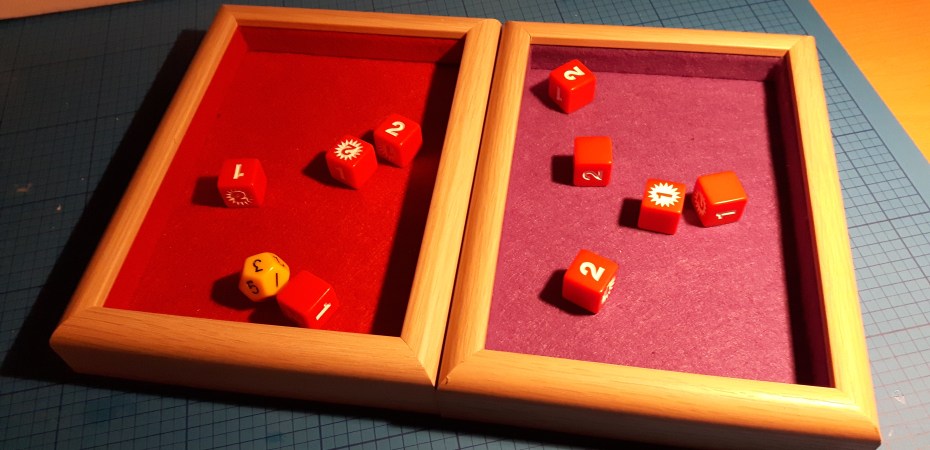 Porta-retrato transformado em bandeja de dados