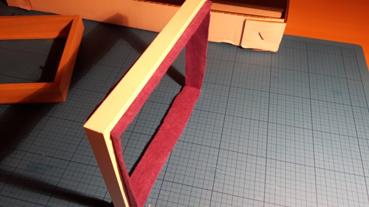 Posicione os feltros nas laterais