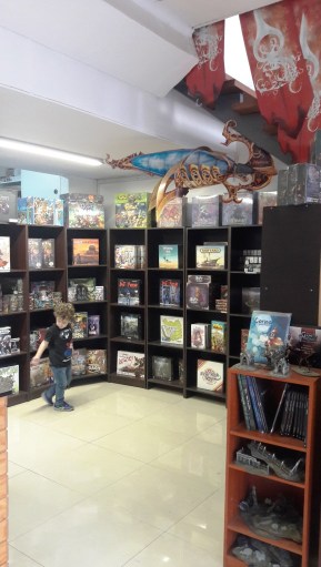 Estantes e mais estantes de jogos de tabuleiro na Warpig