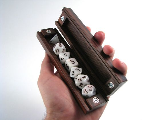 Dados em um estojo de madeira