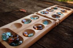Um lindo jogo Mancala com pedras
