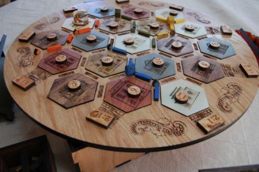 Mesa com o tabuleiro do jogo de tabuleiro Catan