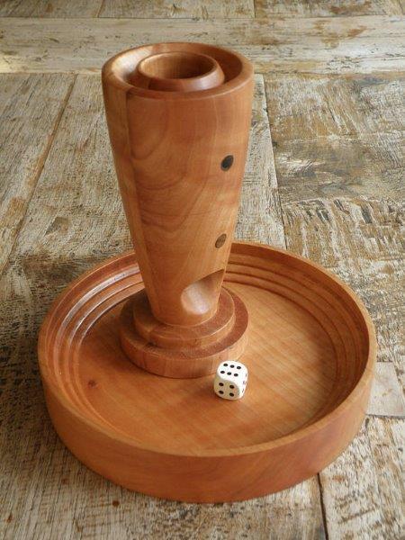 Torre de dados de madeira para decorar sua sala