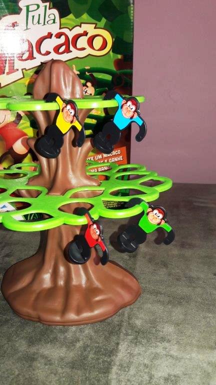 Macacos pendurados no jogo Pula Macaco