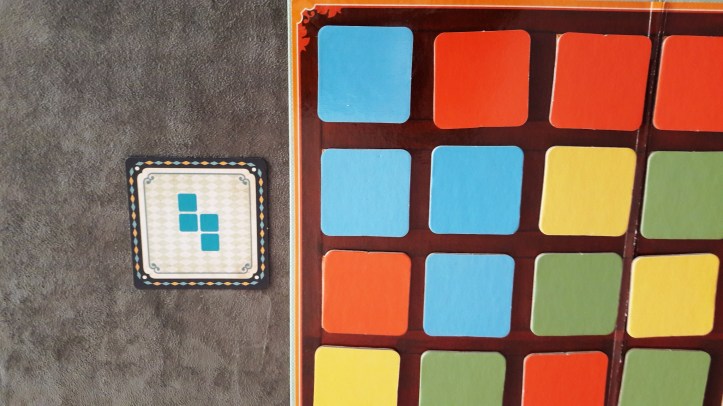 Peças organizadas para formar o padrão da carta em El Switcher