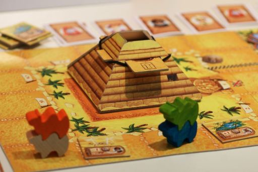 Jogo de tabuleiro Camel Up pirâmide
