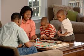 Família jogando jogo de tabuleiro