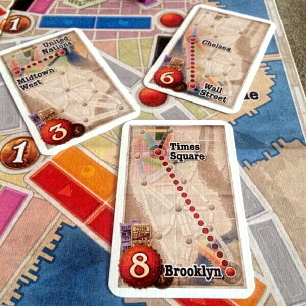 A escolha dos bilhetes de destinos no jogo ticket to Ride New York