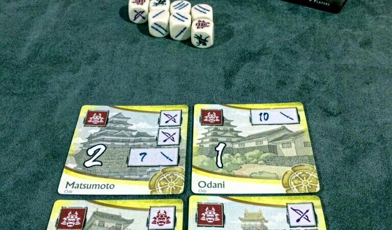 Conjunto de castelos amarelos do jogo Age of War