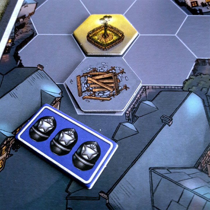 Luminárias, bueiros e barreiras policias no jogo Mr. Jack