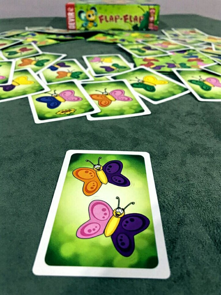 Cartas com duas borboletas no jogo infantil Flap-Flap
