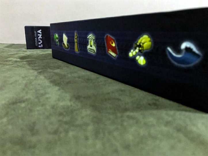 Lateral da caixa do jogo de tabuleiro Luna