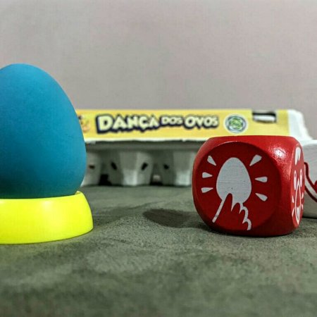 Um ovo de cor diferente para desempate no jogo infantil a Dança dos Ovos