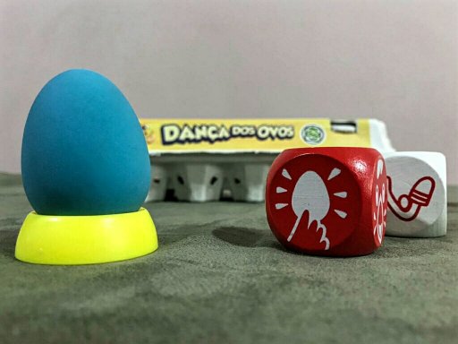 Um ovo de cor diferente para desempate no jogo infantil a Dança dos Ovos