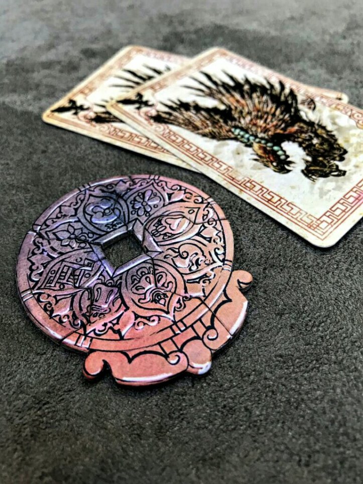 Seja rápido para coletar os cacos do medalhão da concórdia do jogo de cartas Tinco