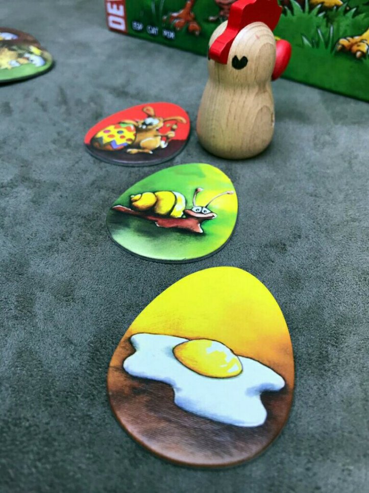 O tabuleiro modular do jogo infantil Cocoricó Cocorocó