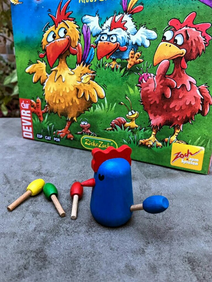 Roube as penas de seus adversários nesse jogo infantil Cocoricó Cocorocó