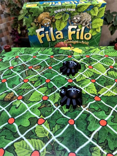 Aranhas à espreita na parte superior do tabuleiro do jogo infantil Spinderella