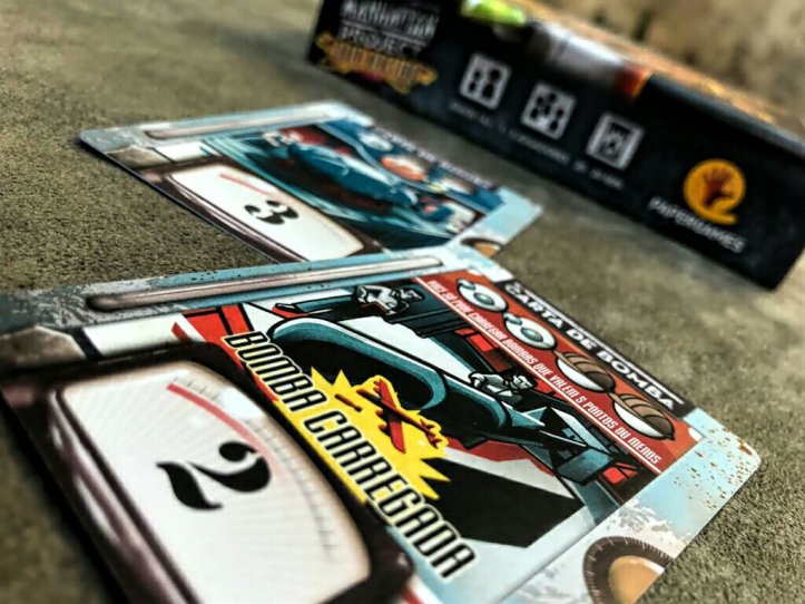 Bombas carregadas no jogo de cartas The Manhattan Project Chain Reaction