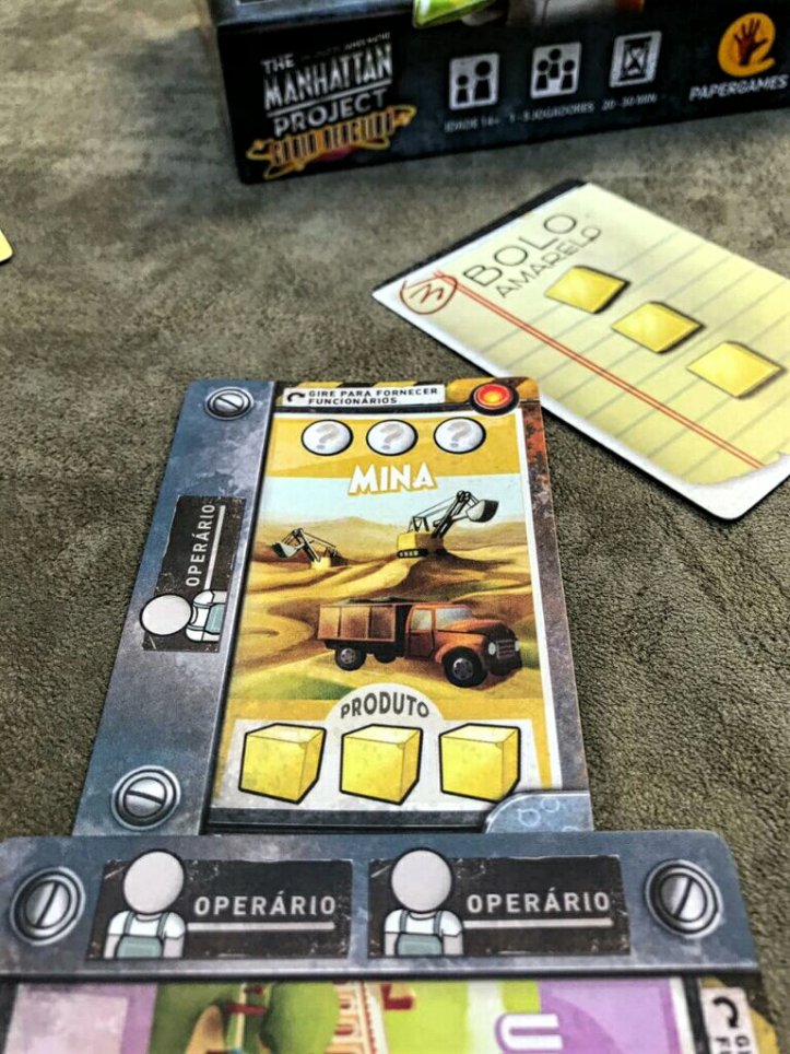 Bolo amarelo do jogo de cartas The Manhattan Project Chain Reaction