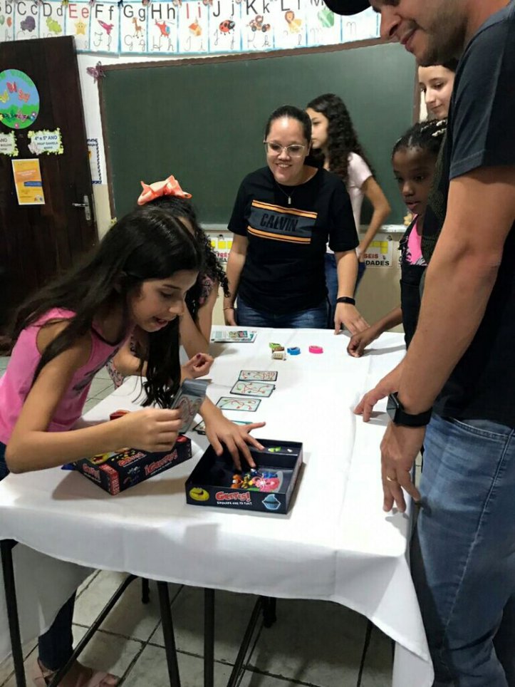 Criançada jogando Bolachas na Festa da Família na escola Cristã Jardim das Oliveiras