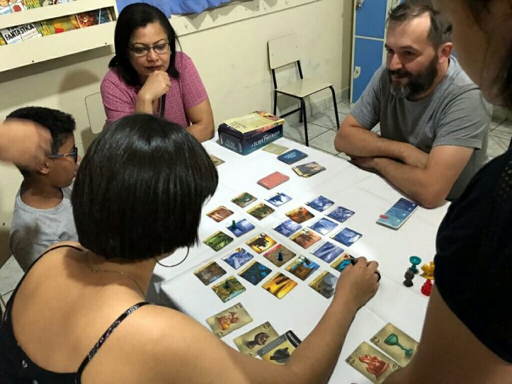 Corajosos aventureiros na Ilha Proibida da DEVIR na escola cristã jardim das Oliveiras