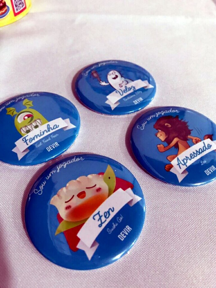 Bottons da DEVIR para a festa da família