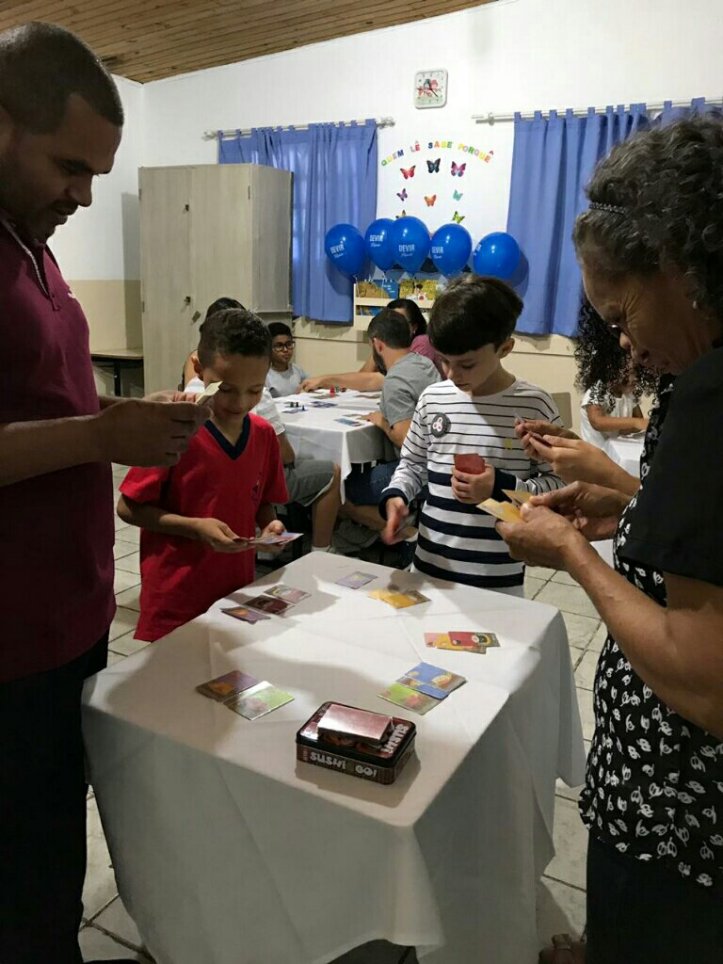 Criançada jogando Sushi Go! na festa da Família na escola Cristã Jardim das Oliveiras