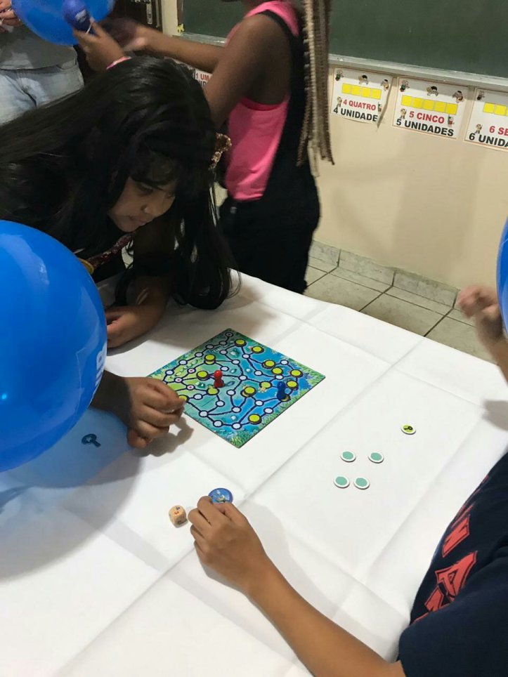 Criançada jogando a Torre Encantada na Festa da Família