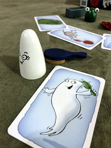 Fantasma e escova no jogo infantil Fantasma Blitz