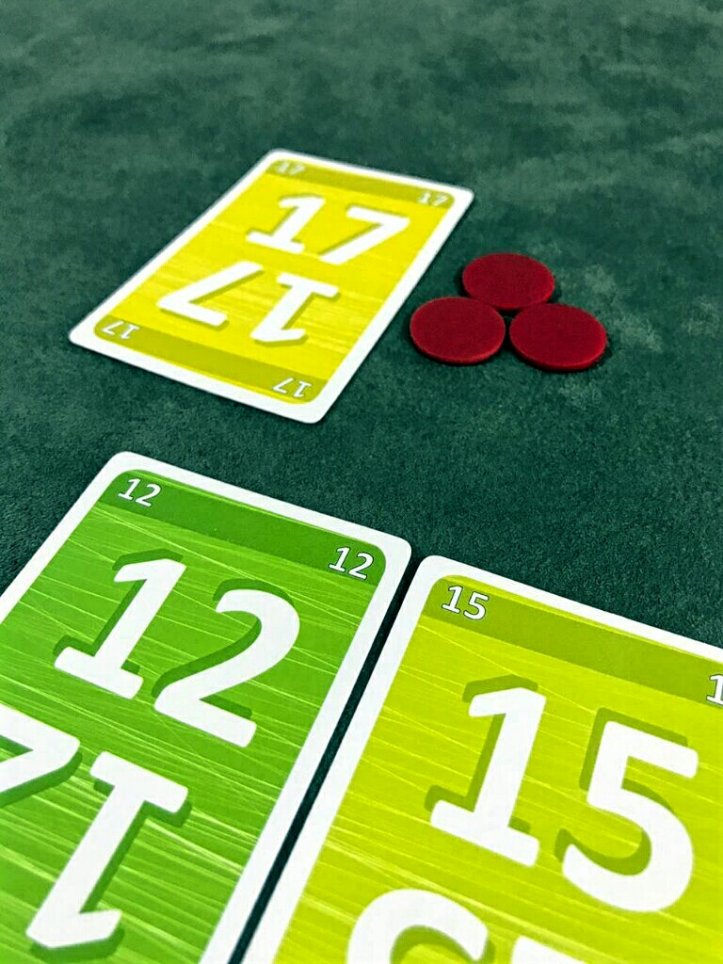 Decisões interessantes no jogo de cartas No Thanks!