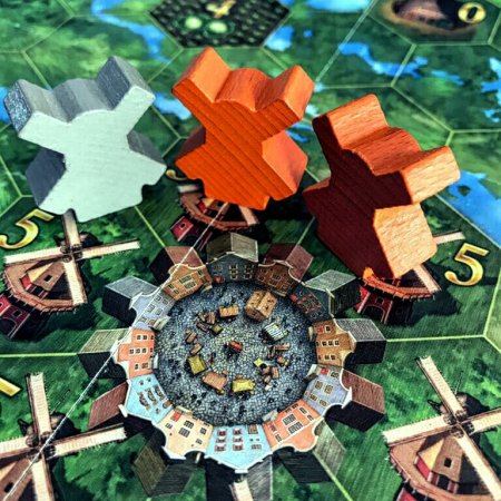 O centro da cidade e os moinhos no jogo de tabuleiro Seeland