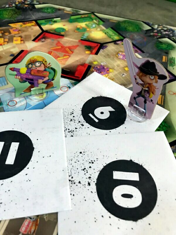 Os envelopes de conteúdo do jogo de tabuleiro infantil Zombie Kidz