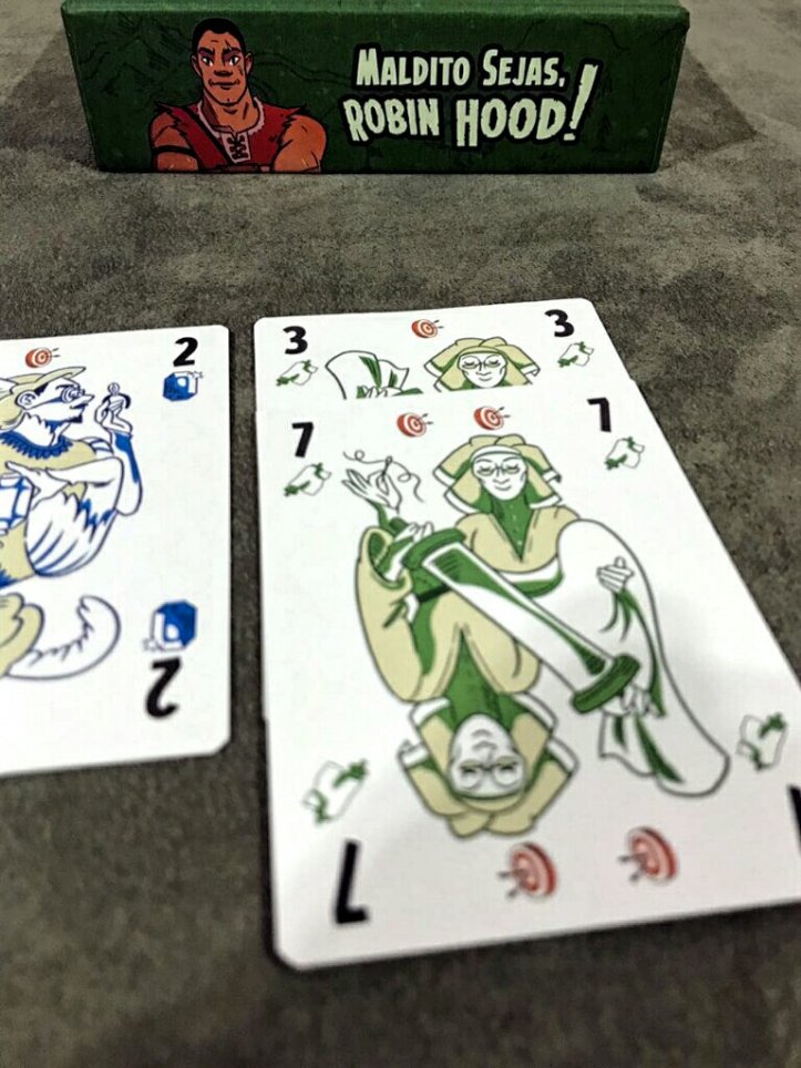 Cartas iguais são importantes no jogo de cartas Maldito Sejas Robin Hood