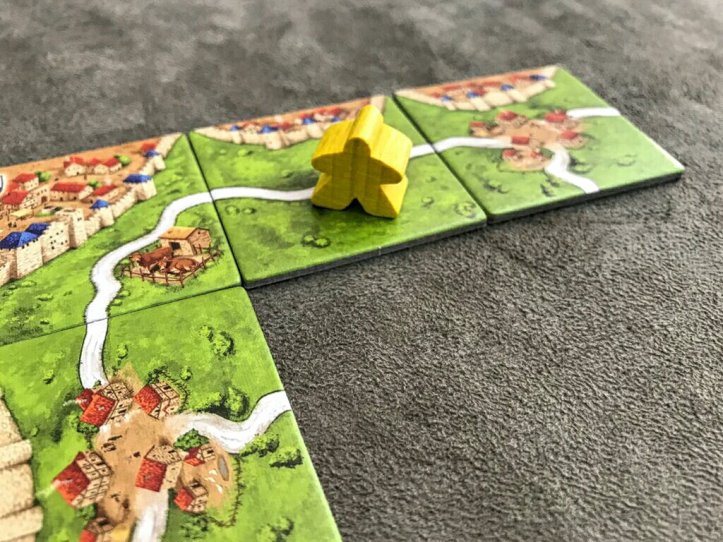 Uma estrada completa vale pontos no jogo de tabuleiro Carcassonne