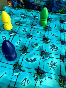 O símbolo mágico no jogo de tabuleiro infantil O Labirinto Mágico