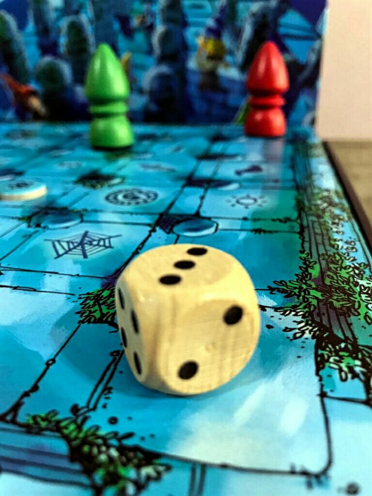 O dado para mover-se no jogo de tabuleiro infantil O Labirinto Mágico