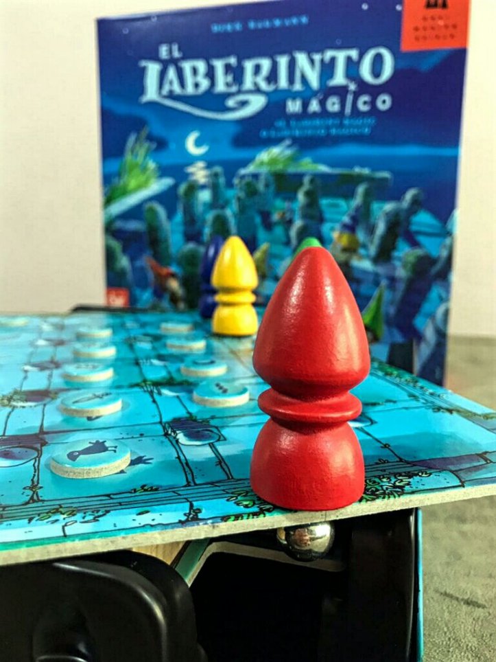 Seu mago e sua bolinha no jogo de tabuleiro infantil O Labirinto Mágico
