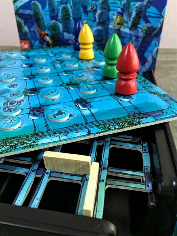 Paredes construídas no jogo de tabuleiro infantil O Labirinto Mágico