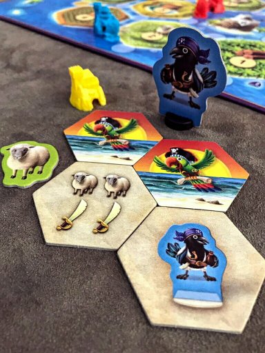 Que tal uma ajudinha do papagaio Coco no jogo de tabuleiro infantil CATAN Junior