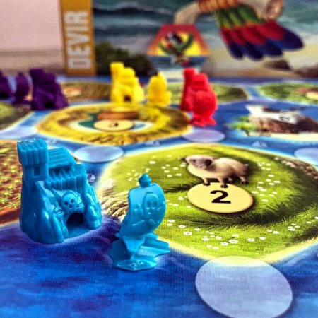 Construir covis para vencer no jogo de tabuleiro infantil CATAN Junior