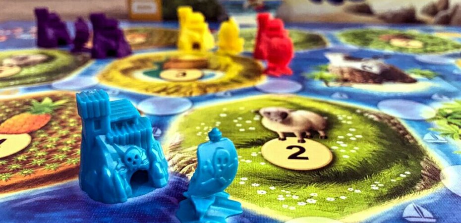 Construir covis para vencer no jogo de tabuleiro infantil CATAN Junior