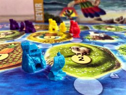 Construir covis para vencer no jogo de tabuleiro infantil CATAN Junior