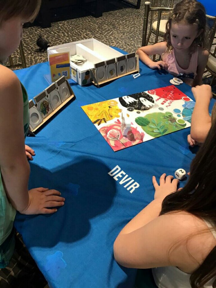 Lidando com os sentimentos no jogo de tabuleiro infantil o Monstro das Cores na Hebraica