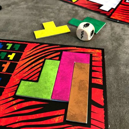 Quebra-cabeça montado no jogo de tabuleiro Ubongo