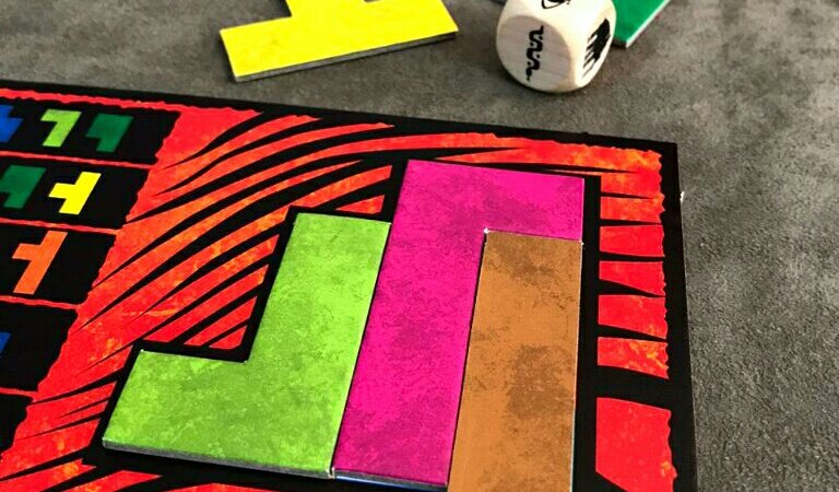 Quebra-cabeça montado no jogo de tabuleiro Ubongo