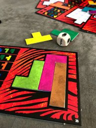 Quebra-cabeça montado no jogo de tabuleiro Ubongo