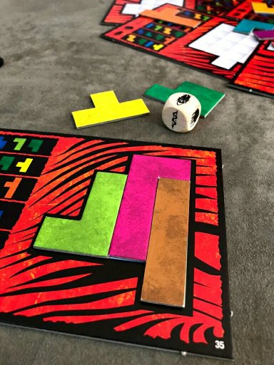 Quebra-cabeça montado no jogo de tabuleiro Ubongo